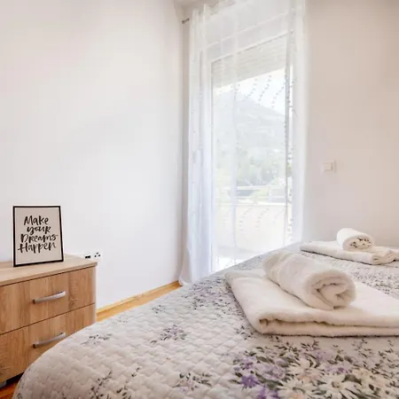 Sunny Lou Apartment