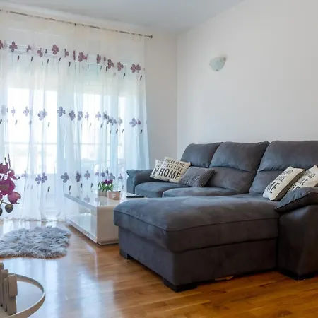 Sunny Lou Apartment *
