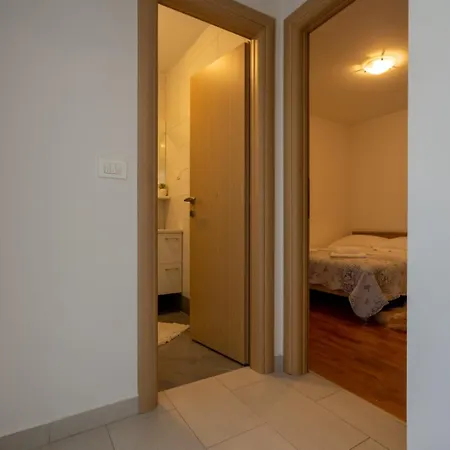 Sunny Lou Apartment *